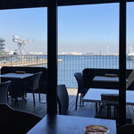 A16 - 店内からも横浜ベイが一望できる