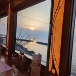伊予灘ものがたり - 車窓から見えた海に映る夕日(2023年3月)