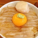 みなと食堂 - 平目漬け丼、ホタテはオマケ。