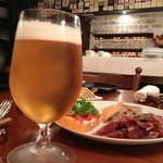 バル・レイ - ビールと店内の様子