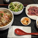 Kurogewagyuuittougaiyakinikugyoutokuen - 和牛スジ煮丼セット。
                        右上の牛タンは別サービス
                        写真以外にドリンクとデザートが付いて780円