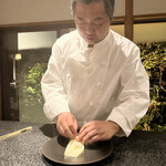 イチリン ハナレ - ◎皮を包んでくれる齋藤シェフ。優しいなぁ〜。