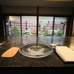 イチリン ハナレ - ◎カウンター席は鎌倉らしい中庭が眺められる。