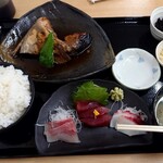 Kaisen Dayo Zenin Shuugou! Oowarai Shokudou - カンパチ煮と刺身定食