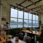 Maruken Suisan - 店内、テーブル席より湾内を望む。天気良ければ最高なんだがなぁ～