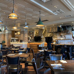 A16 - 天井高く広々とした店内