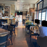 A16 - 窓際の店内席はテラス席の窓際席とガラス越しに隣り合わせになっていてすぐ横に隣りの人の顔があり、気まずい感じだった。