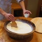 宇豆基野 - くみ上げ豆腐作りの実演！熱々豆乳に、にがりを入れます！