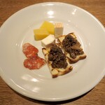 スガハラ - ほろほろ鳥の内臓のクロスティーニ + フランス サラミ + タレッジョチーズ + たくあん