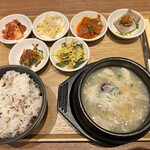 Kim Cafe - 参鶏湯スープと五穀米の韓定食