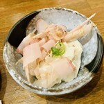 お肉と魚とおでんのマウンテン - 祝日前の月曜に18:30で予約して入店、ずっと満席だった。突き出しの豆腐は濃厚で旨く幸先の良いスタートだったが…