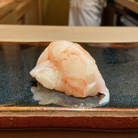 鮨 あらい - お刺身 ボタン海老
                    メイさんが目の前で捌かれたボタン海老が大きくて立派！
                    口にするやトロッとしながら豊かな甘みが拡がります。
                    山葵と塩だけで美味しくいただきました。