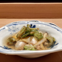 鮨 あらい - 三河湾 あさり 蕗の薹
                      これは美味しい！
                      あさりはふっくらと、あさりのほろ苦さに蕗の薹のほろ苦さがお出汁を介してなんとも言えない重なり合い、春らしい料理ですね♪