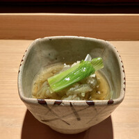 鮨 あらい - 茄子そーめん
                    茄子を細切りにして片栗粉をまぶし茹でた後、冷やしたお出汁をかけた一品ですが、ひんやりさっぱりとしてとてもいい味わい、シンプルで美味しいです♪
                    初めていただきましたが、これ気に入りました♪