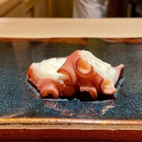 鮨 あらい - お刺身 佐島 蛸塩茹で
                    ブリブリとして良い噛み応え、噛むほどに蛸の旨みがジワジワと出てきます。
                    茹で加減と塩の加減がとても良いです♪