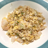 香港料理 盛記 銀座 - 塩漬け魚の海鮮チャーハン　パラパラでは無いけど卵を良くまとっていて卵味濃厚で旨い　海老や白身魚もゴロゴロ入っていて、ハムユイ味は弱いものの、ちょうど良い塩加減と風味になっていて、これは美味しい