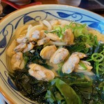 丸亀製麺 - 殻を外したアサリを乗せました