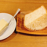 ビストロ カフェ デリ ポキナ369 - フォカッチャとバター＋100円税込