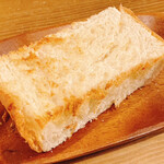 ビストロ カフェ デリ ポキナ369 - 自家製フォカッチャ