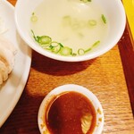 大阪カオマンガイカフェ - スープとタレ