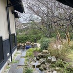 炭焼地鶏 山蔵 - 屋外にもテーブルあり