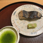 日本料理 太月 - 量少なめコース２３１００円。桜鱒塩焼き。ご主人が焼き台も担当されていますが、彼ならではの強い焼きです（笑）。中はしっとりとして、良きお味です（╹◡╹）