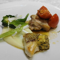 Queux Norme 梅田店 - 鮮魚のポワレ・若鶏のグリエ