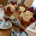 King Farm Cafe - 苺パフェ
            