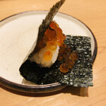 寿司割烹 魚紋 - イクラの海苔巻き