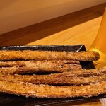 e-3 - おつまみ③ごぼう揚げ(税込550円)
これは牛蒡1本、それとも2本？と思うくらいボリュームがありました
揚げ具合も良いが1人にはやや多いかも