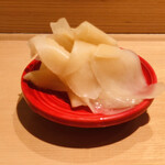 寿司割烹 魚紋 - ガリ