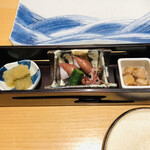 寿司割烹 魚紋 - 突き出し:子持ち昆布 蛍烏賊 鮪