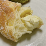 Donku - りんごとクリームチーズのシュガースティック断面。大きめのクリームチーズがごろごろ
