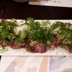 ごはんや あらじん - 牛肉たたき。ちょっとお高いけどこれ絶品！