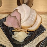 麺屋 周郷 - ロース、鶏、煮豚、3種のチャーシューとメンマと筍湯葉