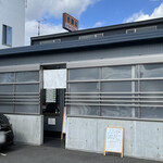 麺処 おぐら - 店前と道挟んだ向こうにも駐車場あり