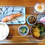 食堂 なみかぜ - 焼き魚定食（しゃけ）　900円（税込）