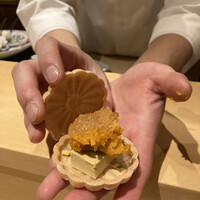 銀座 しのはら - これがめちゃくちゃ美味しかった。安保柿・フォアグラ・ピスタチオなど入った最中で、満寿泉の貴醸酒との組み合わせが絶品