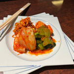 黒毛和牛焼肉 虎斑 - キムチの盛り合わせ