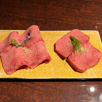 黒毛和牛焼肉 虎斑 北新地店 - タン、この分厚さ見て！