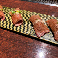 黒毛和牛焼肉 虎斑 北新地店 - 肉寿司（生が苦手なので炙ってくれた）