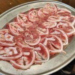 Chichibu Yakiniku Horumon Sakaba Marusuke - 豚喉ナンコツ(薄切り)
                これで550円(税込)ってサービス良すぎる♪
                注文が入ってから切ると書くだけあり臭み一切なく美味♪
                厚さ選べますが、薄切りでも結構な厚みだったので、私は薄切りをお勧めします。