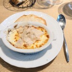 La Brianza - トリュフと玉子のオーブン焼きサマートリュフ。何だか2週前の前回まで黒トリュフだったと思うのに、あっという間にサマートリュフになってる驚き!! サマートリュフはいつも厚め摺りなのだけどこの日は薄めでした