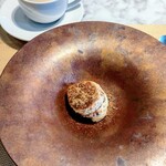 La Brianza - トンカ豆のティラミス、ディカフェコーヒーと。お豆だけに、新年のきな粉ティラミスみたい☆✩* お豆なコクと甘みがいい感じに美味しかったな(*˘︶˘*).｡.:*♡