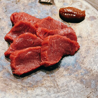 焼肉とみ 横浜関内店 - 馬刺し