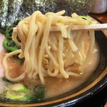 横浜家系ラーメン 三郷家 - 大橋製麺多摩の中太麺。