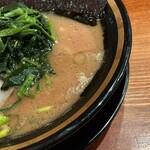 横浜家系ラーメン 三郷家 - マイルドなので味濃いめでもバランスのいいスープ。