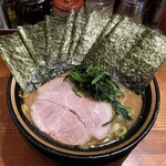 横浜家系ラーメン 三郷家 - ラーメン750円硬め濃いめ多め。海苔増し100円。