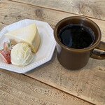 TOIRO COFFEE - チーズケーキとコーシーとバニラアイスの三角関係(°▽°)