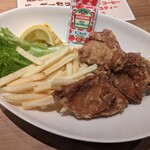 Hawaiians Kitchen Mahaloa - モチコチキンとフライドポテト(ちょっと食べかけ)